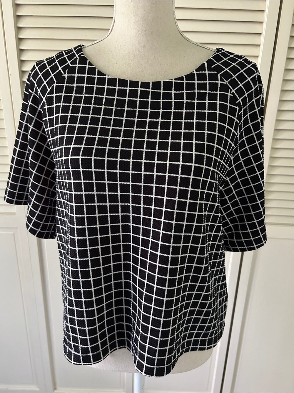 bobeau Black and White Grid Short Sleeve Top